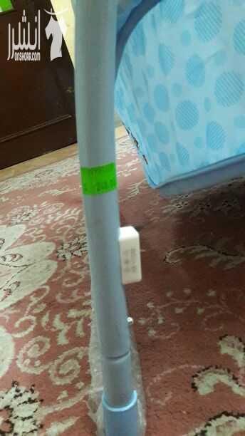 سرير وكوت اطفال يهتز بحاله ممتازه جدا ما زال التجليد والسعر عليه لون ازرق يوجد فيه كباس تساعد على رفع راس البيبي عند الحاجه لذلك وازرار للموسيقى السعر الاصلي 240 ريال السعر المطلوب 150 ريال