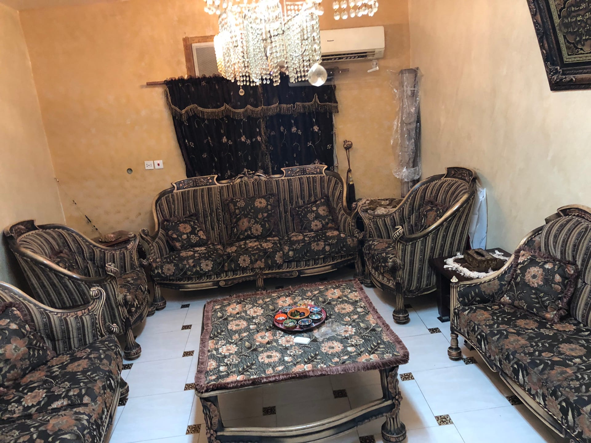 كنب تركي
لا تنسَ أنك شاهدت هذا الإعلان في عنكبوت
تسع أشخاص و أريكة و طاولة...