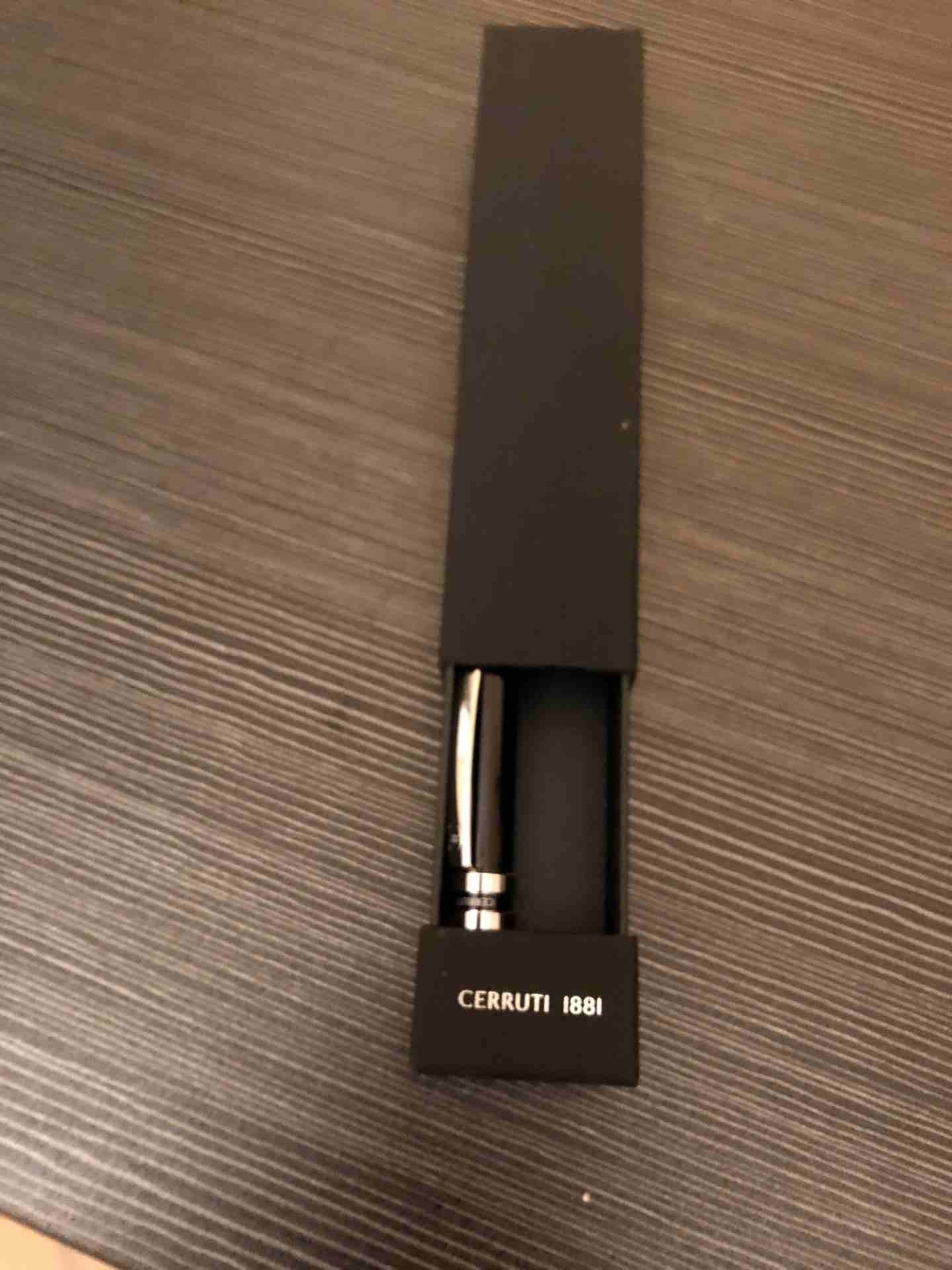 قلم ماركة Cerruti 1881 للبيع
لا تنسَ أنك شاهدت هذا الإعلان في عنكبوت
نوعية فاخرة وجميلة...