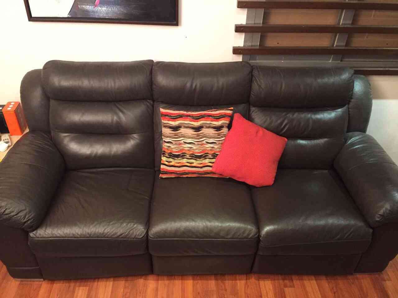 good condition with cat scratches
لا تنسَ أنك شاهدت هذا الإعلان في عنكبوت
2 double 1 triple...