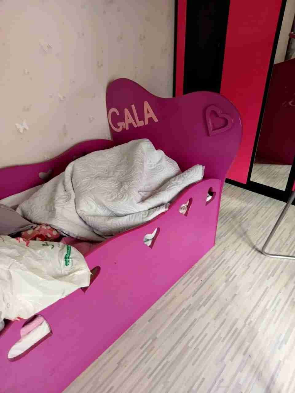 غرفة نوم بنات وطقم كنب ونشارت ملابس وسرير طفل وهندول
لا تنسَ أنك شاهدت هذا الإعلان في عنكبوت...