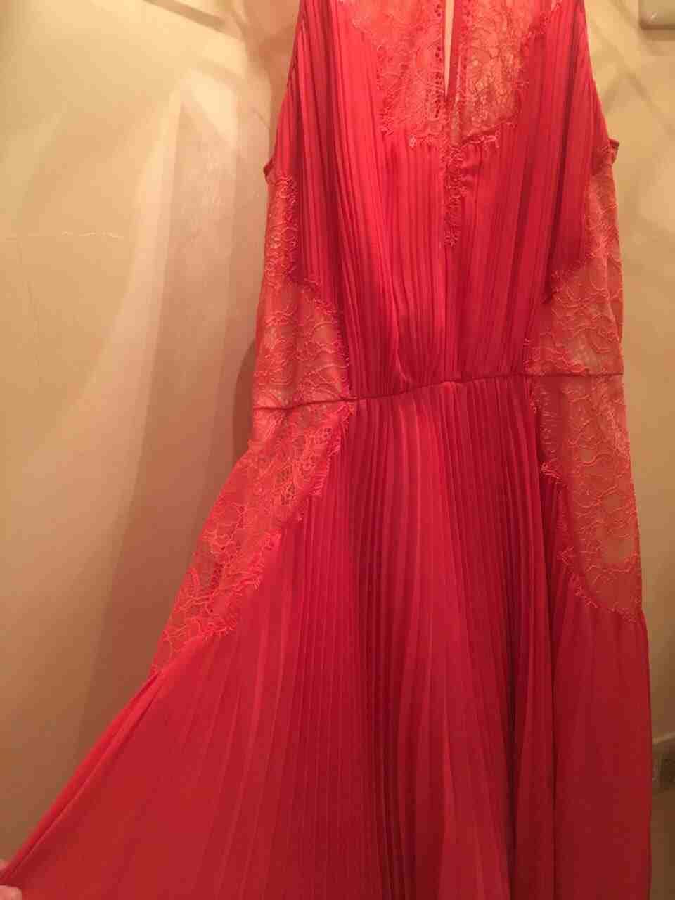 فستان لبسه واحده بحاله الجديد مقاس 4 بالامريكي ماركه bcbgmaxazria
لا تنسَ أنك شاهدت هذا الإعلان في عنكبوت...