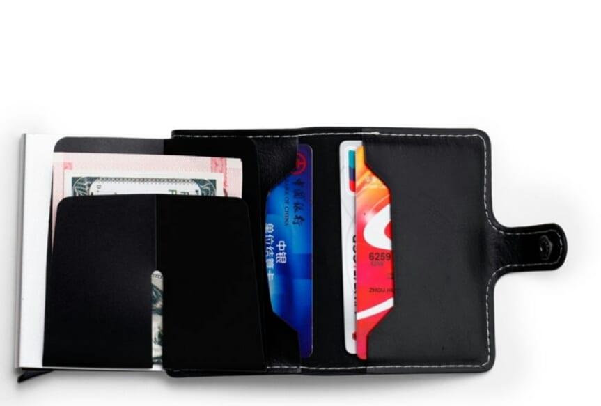 محفظه البطاقات بخاصيه RFID.
لا تنسَ أنك شاهدت هذا الإعلان في عنكبوت
طريقة مبتكرة لحمل البطاقا...
