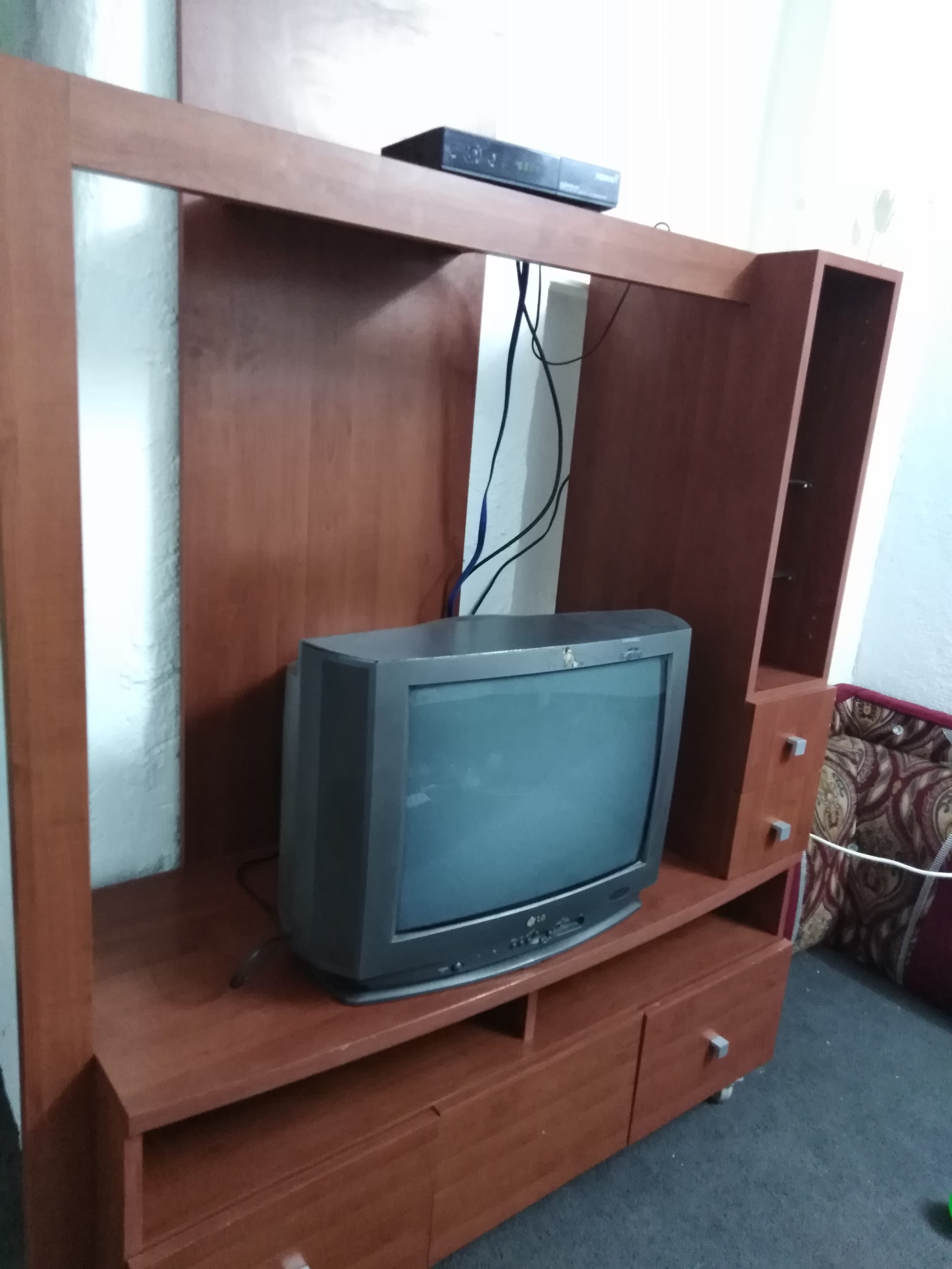 طاولة تلفزيون و طربيزتين
لا تنسَ أنك شاهدت هذا الإعلان في عنكبوت
طاولة تلفزيون مبلغ300تلفزيون...