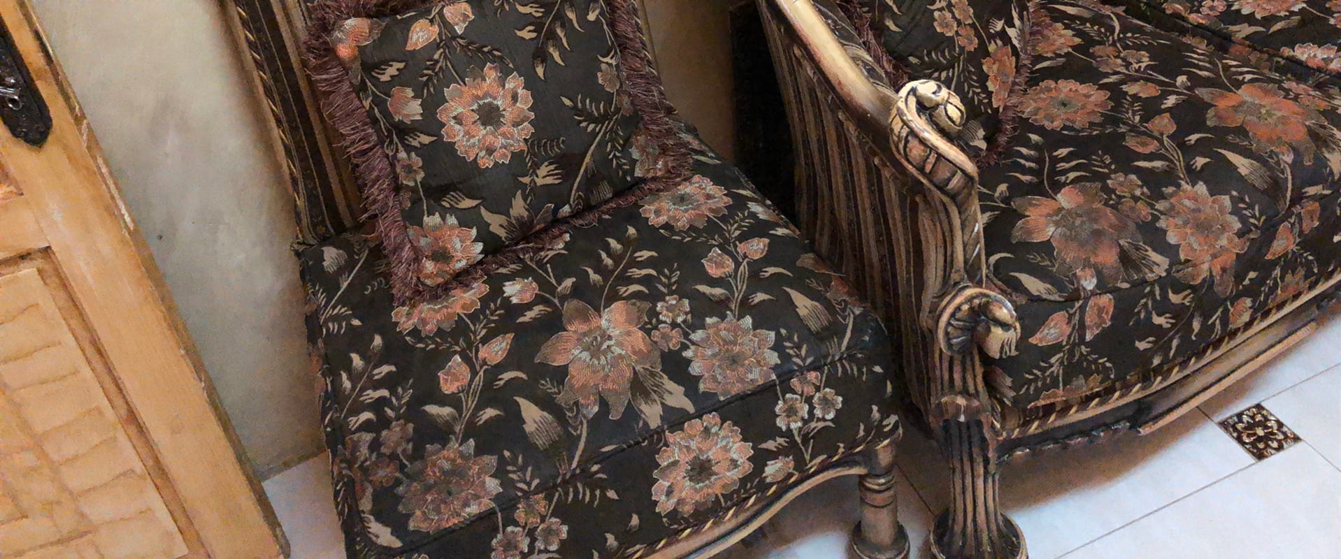 كنب تركي
لا تنسَ أنك شاهدت هذا الإعلان في عنكبوت
تسع أشخاص و أريكة و طاولة...