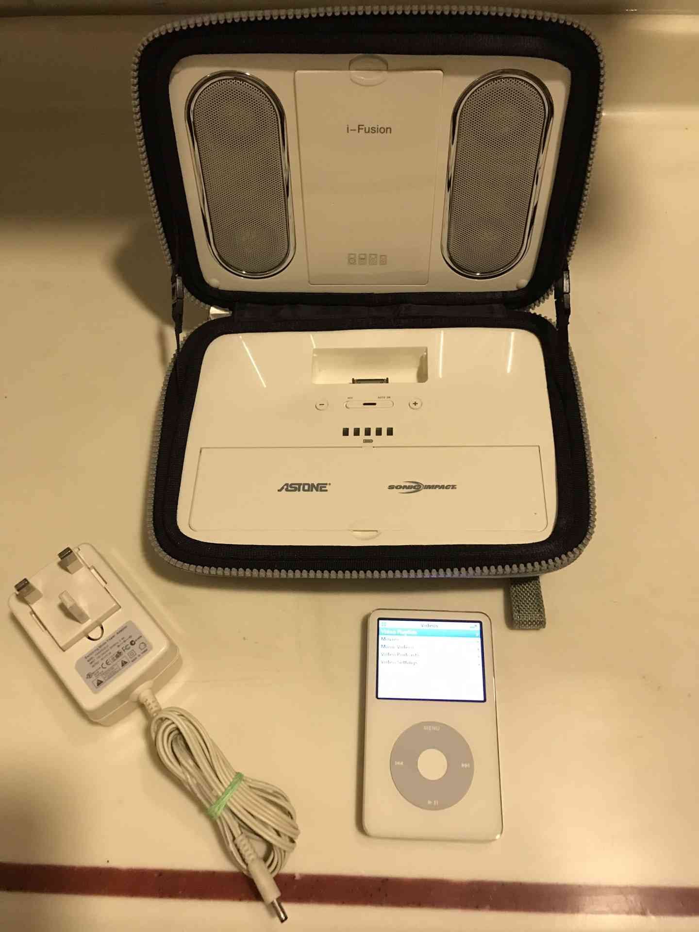 IPod 30 G with portable sound system
لا تنسَ أنك شاهدت هذا الإعلان في عنكبوت
للبيع بحاله الجد...