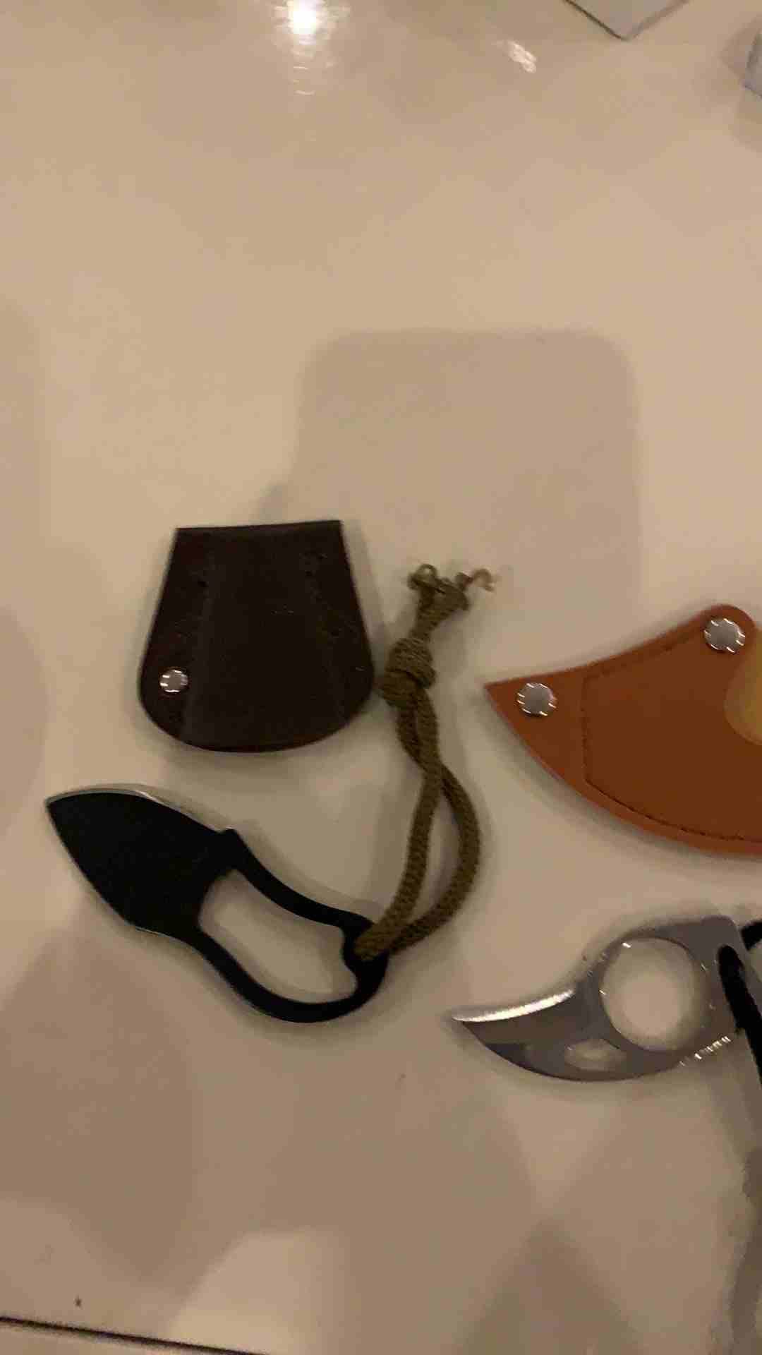 عدة نجاة لمحبي الصيد غدارات وسكاكين
لا تنسَ أنك شاهدت هذا الإعلان في عنكبوت
الغرادة الفضة ب 100...