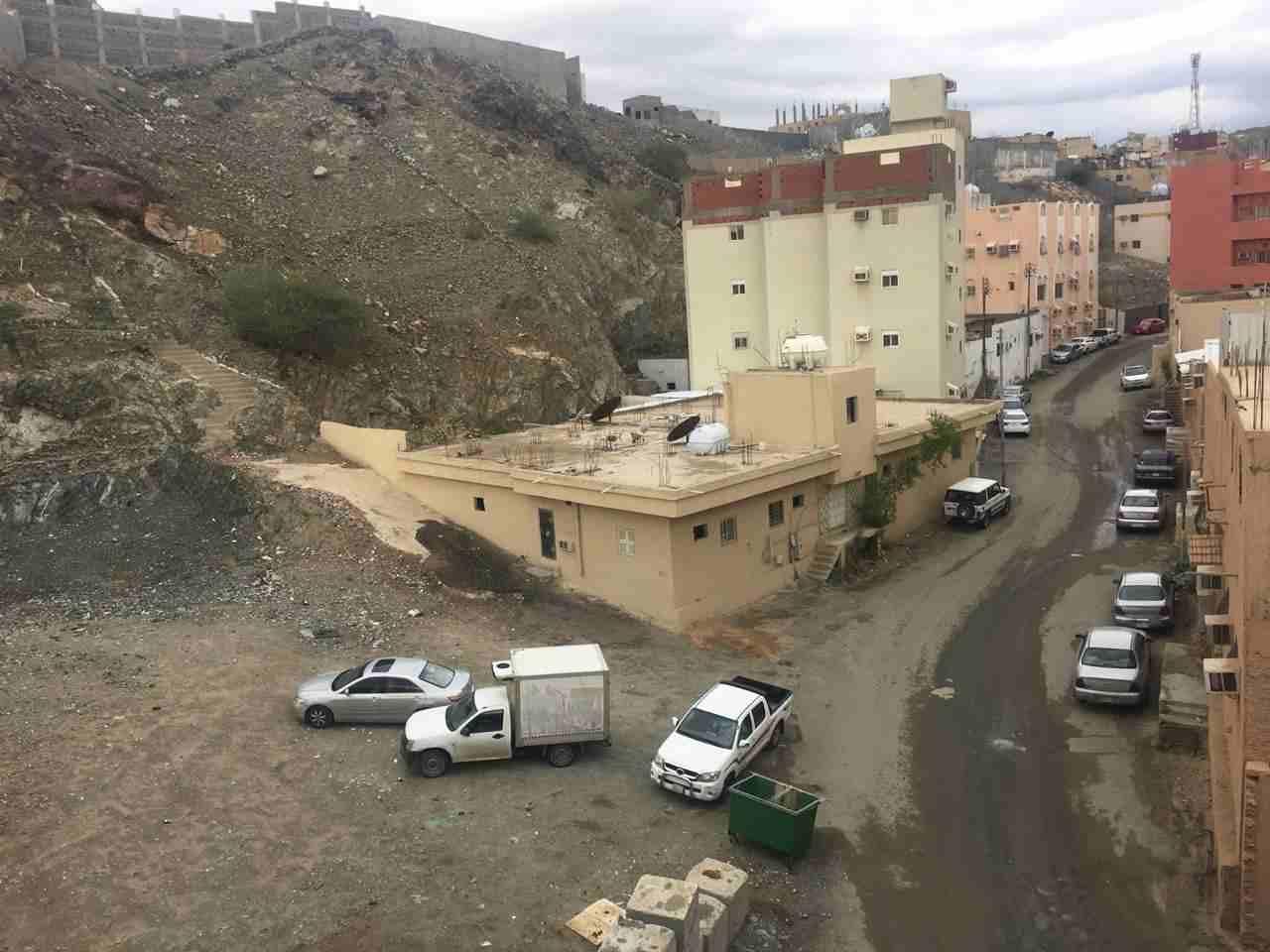شقتين ..
لا تنسَ أنك شاهدت هذا الإعلان في عنكبوت
بيت مسلح دور شقتين كل شقه 4 غرف وحمامان ومنافعها...