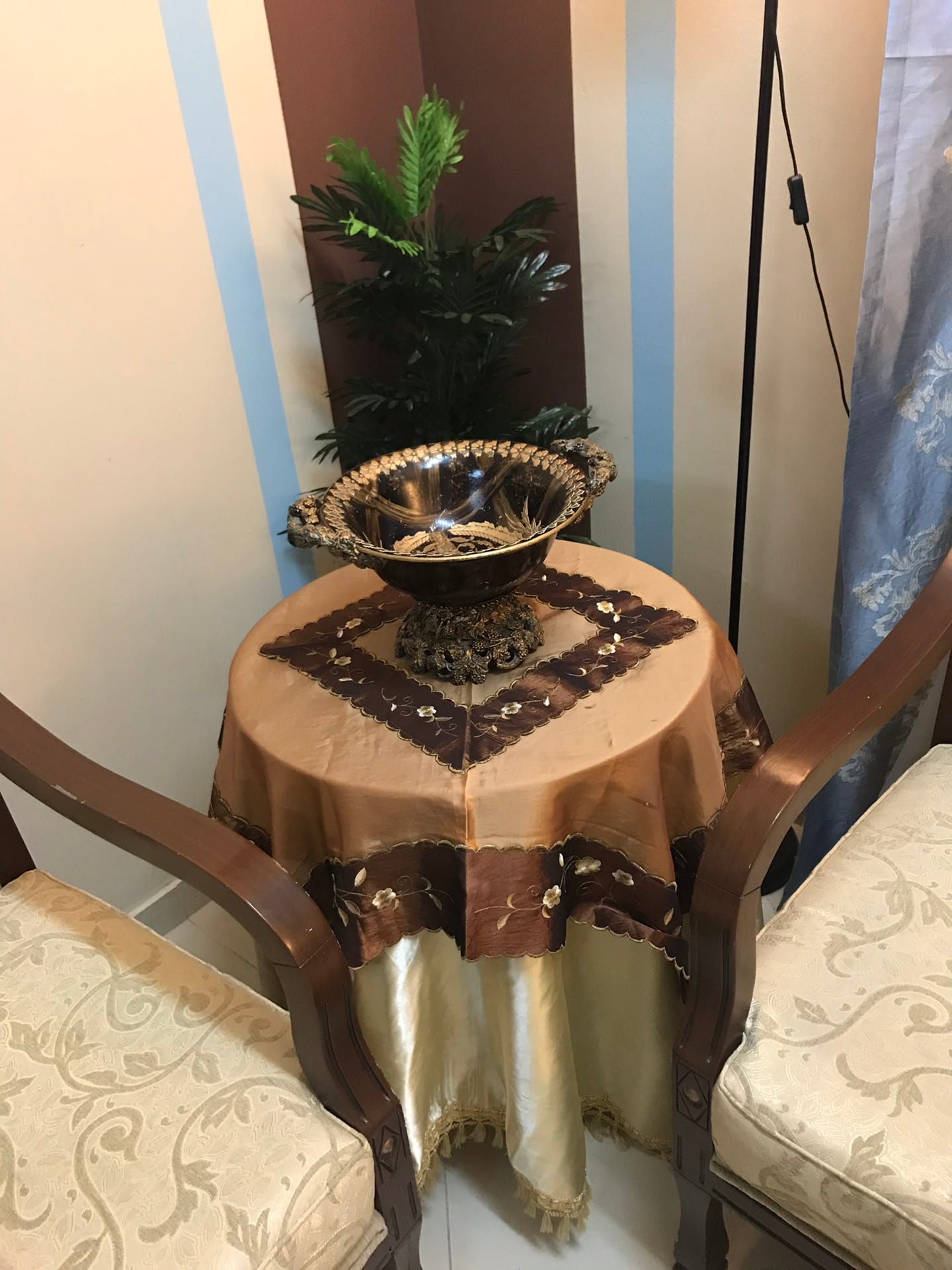 للبيع كنبة عدد 2 مع طاولة ومفرش وتحفة
لا تنسَ أنك شاهدت هذا الإعلان في عنكبوت
كنب أصلي عدد 2...