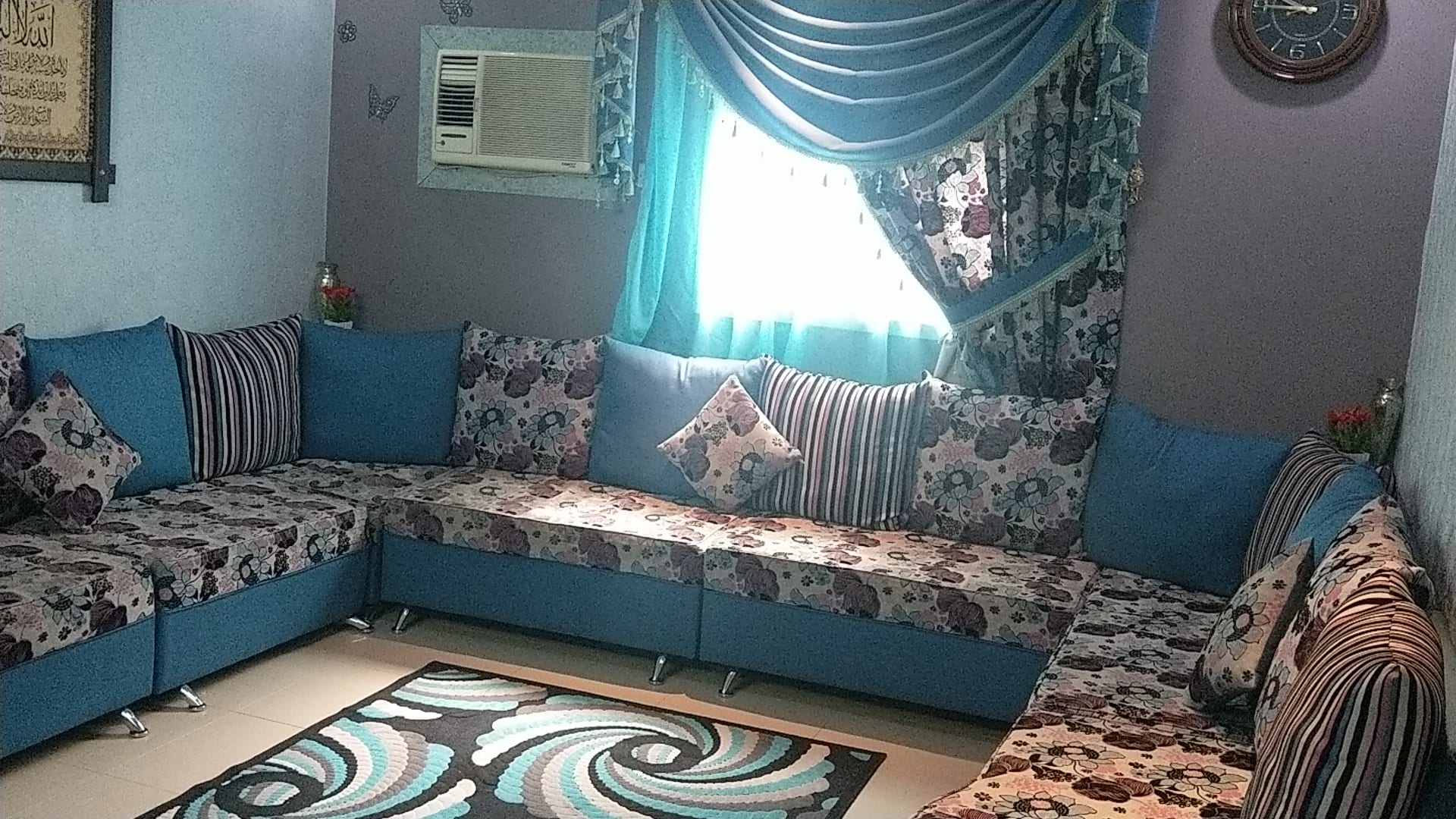 كنب مستعمل للبيع بسعر مغري مع الستارة والسجادة
لا تنسَ أنك شاهدت هذا الإعلان في عنكبوت
العيوب...