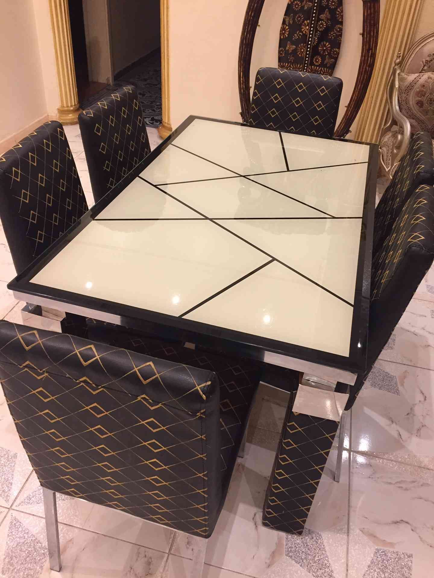 طاولة طعام
لا تنسَ أنك شاهدت هذا الإعلان في عنكبوت
بحالللهههه ممممتتتااازززه جججدددااااا بقيم...