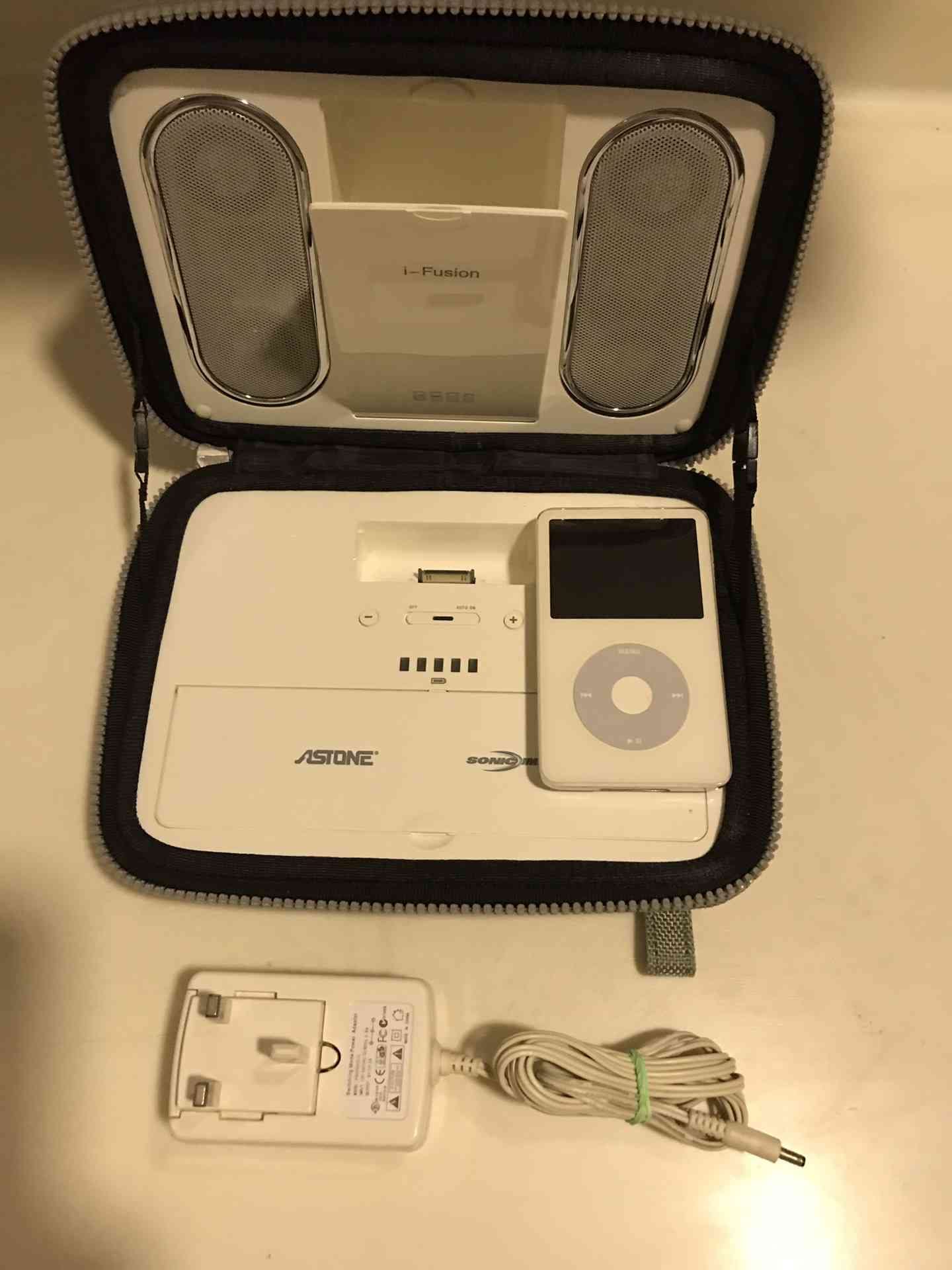 IPod 30 G with portable sound system
لا تنسَ أنك شاهدت هذا الإعلان في عنكبوت
للبيع بحاله الجد...