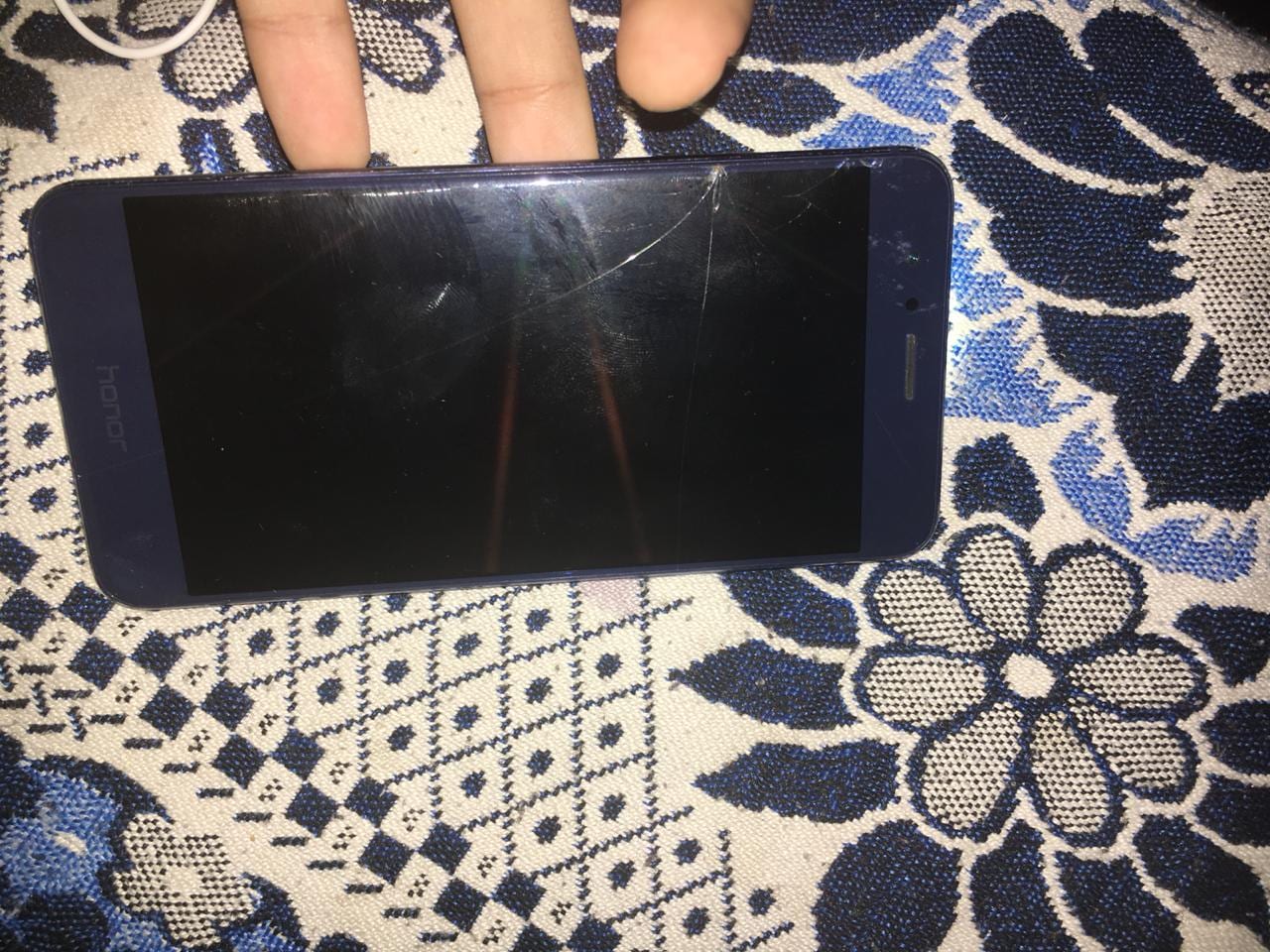 جوال هونر 8 نظيف
لا تنسَ أنك شاهدت هذا الإعلان في عنكبوت
به كسر بسيط بالشاشه ونظيف جدا معالج...