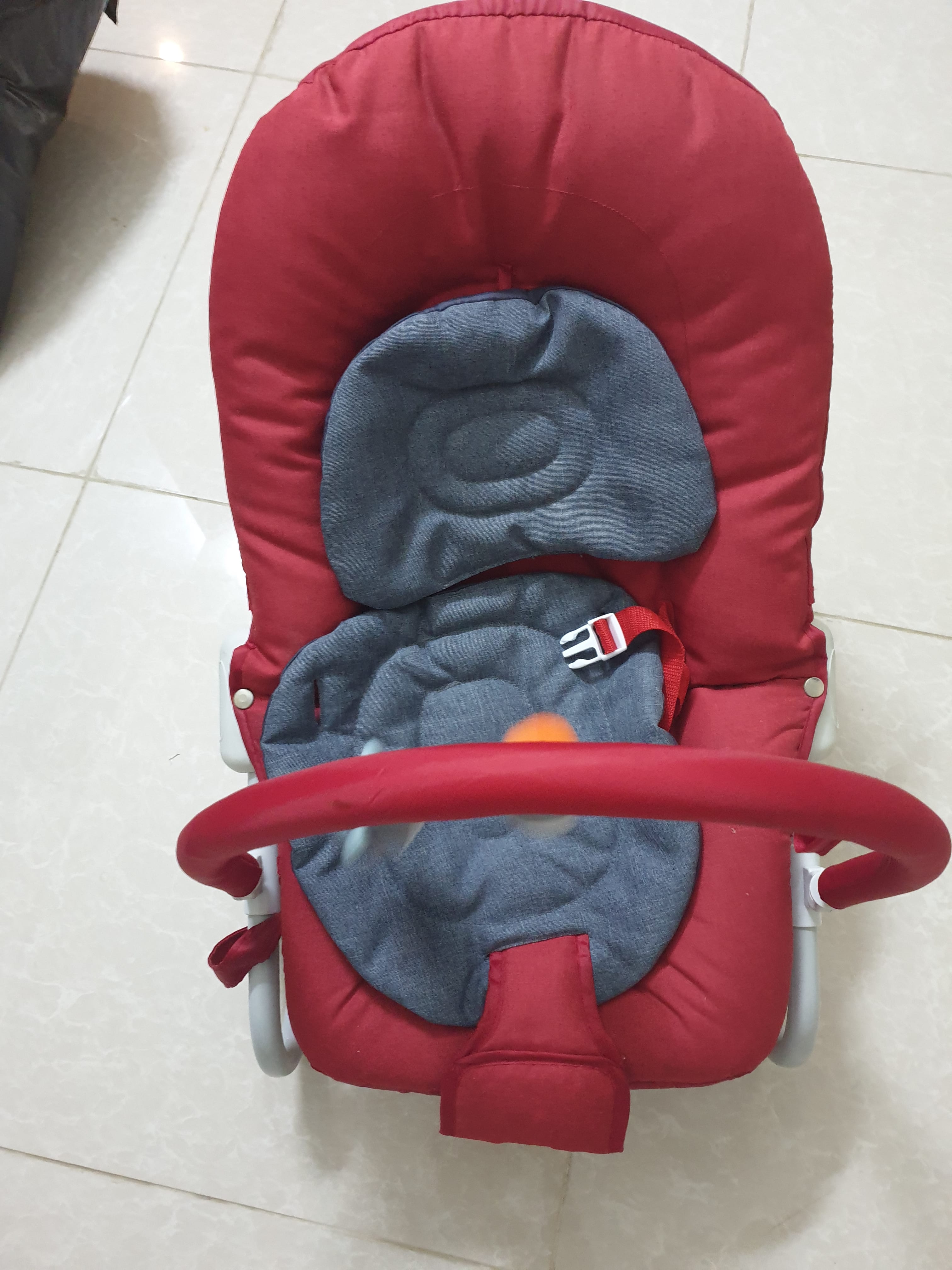 كرسي طفل هزاز بالاضافه الى عربة طفل
لا تنسَ أنك شاهدت هذا الإعلان في عنكبوت
بحاله جيده جداً...