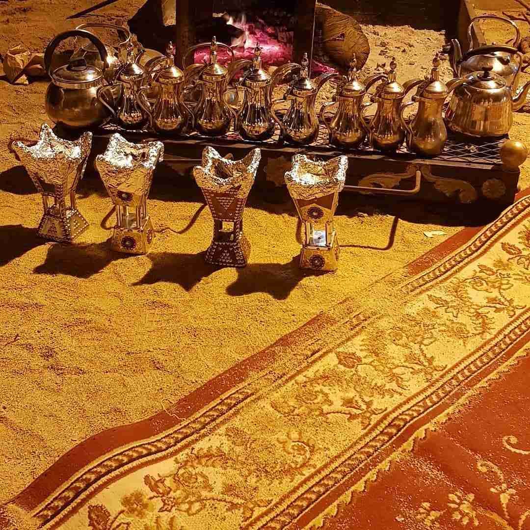 قهوجين وقهوجيات صبابين وصبابات
لا تنسَ أنك شاهدت هذا الإعلان في عنكبوت
قهوجين وقهوجيات صبابين...