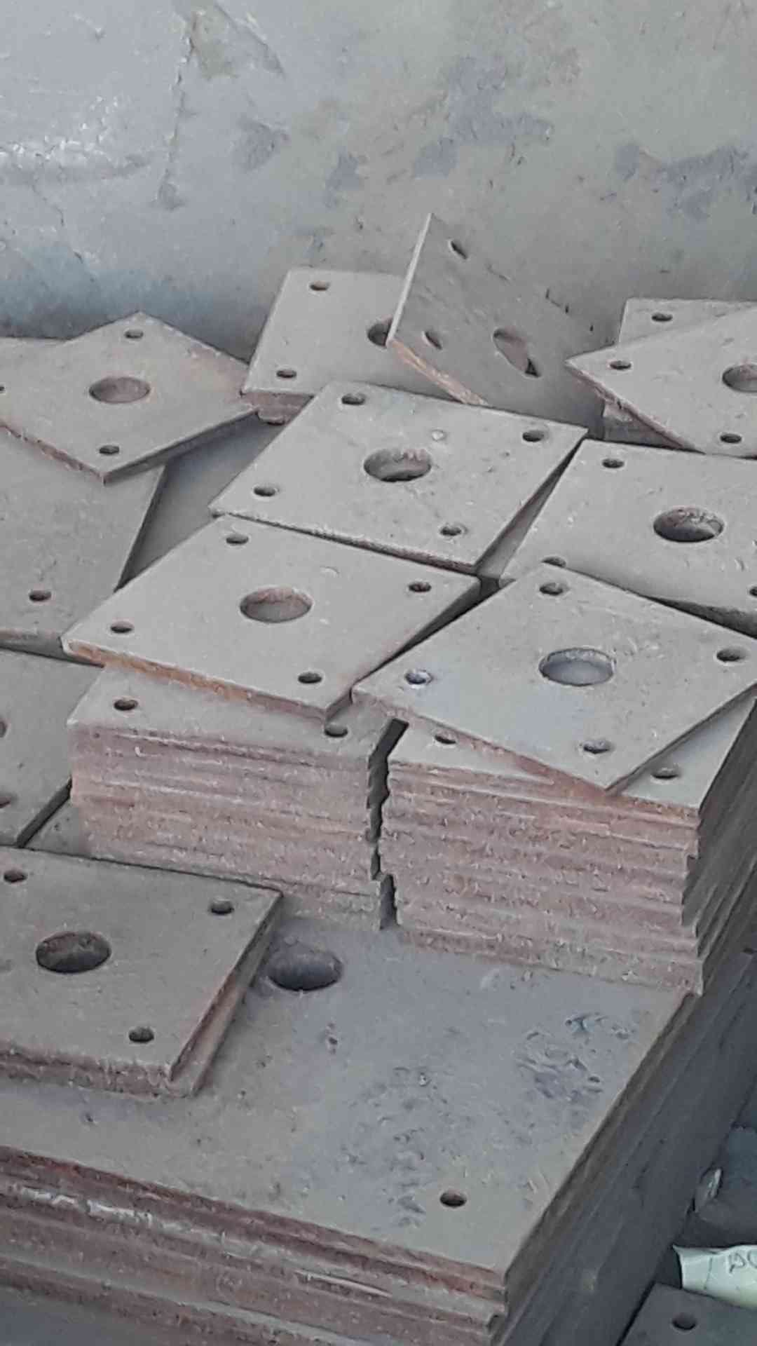 حديد - Steel
لا تنسَ أنك شاهدت هذا الإعلان في عنكبوت
صاج بسماكات مختلفة
جسور
زوايا...