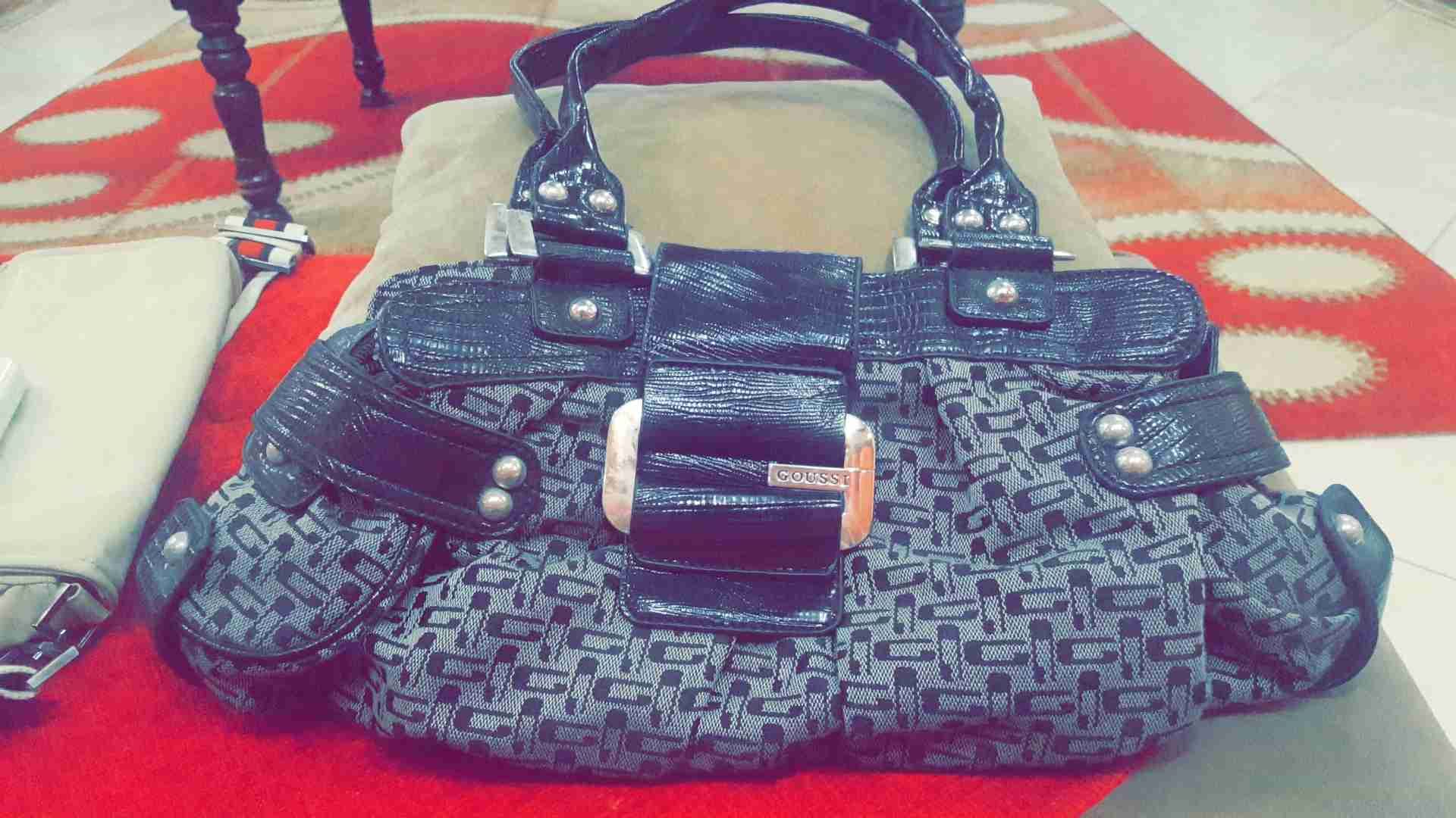 شنطه لون اسود ورمادي ماركة جوتشي
لا تنسَ أنك شاهدت هذا الإعلان في عنكبوت
شنطة يد مقاس وسط...