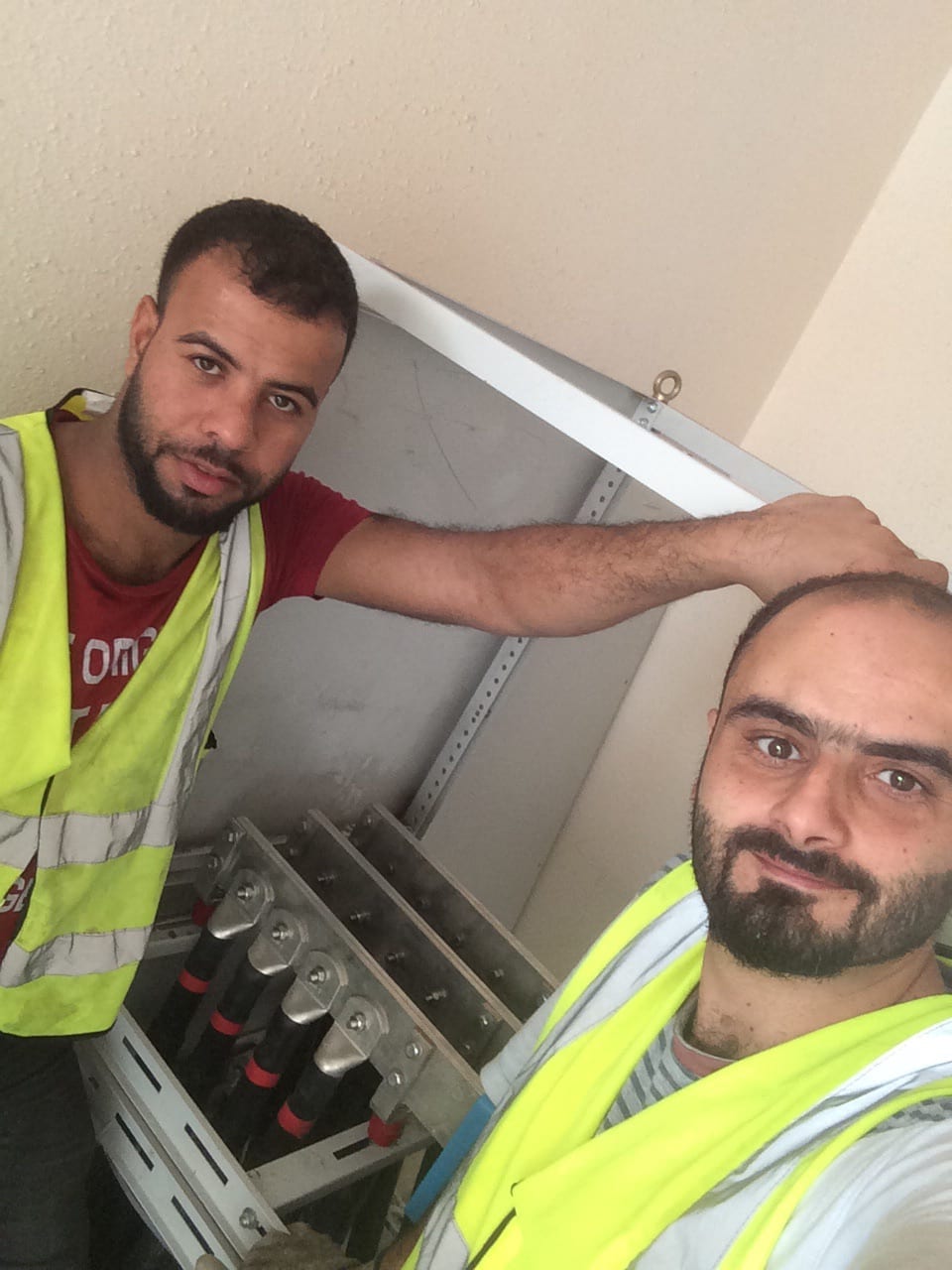 فنيين كهرباء جهد عالي
لا تنسَ أنك شاهدت هذا الإعلان في عنكبوت
السلام عليكم
فنيين كهرباء جهد...
