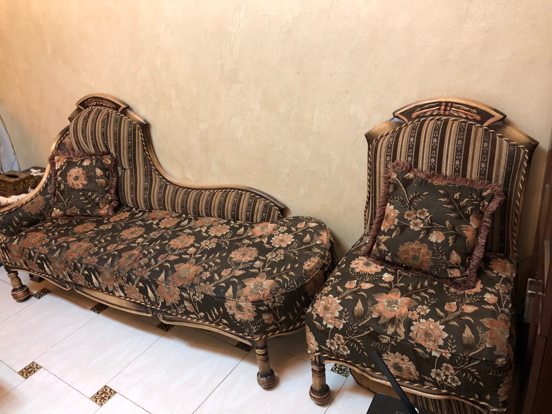 كنب تركي
لا تنسَ أنك شاهدت هذا الإعلان في عنكبوت
تسع أشخاص و أريكة و طاولة...