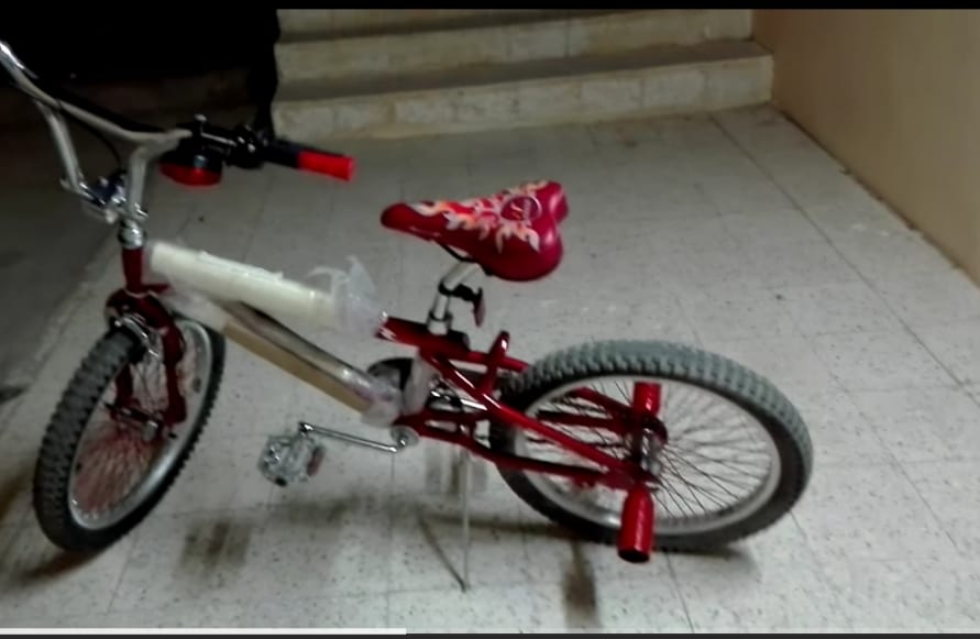 سيكل جميل مستعمل اسبوع ونظيف تمام
لا تنسَ أنك شاهدت هذا الإعلان في عنكبوت
سيكل احمر وعليه وشم...