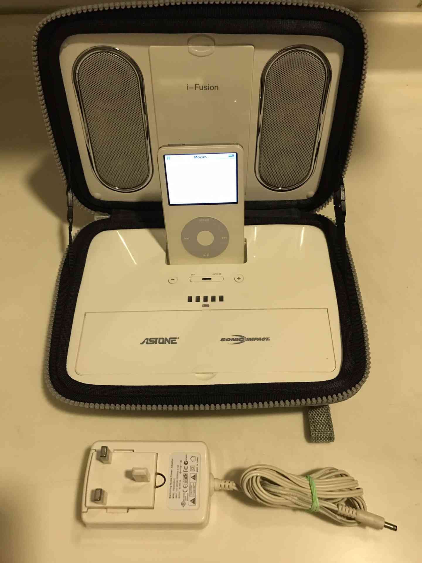 IPod 30 G with portable sound system
لا تنسَ أنك شاهدت هذا الإعلان في عنكبوت
للبيع بحاله الجد...