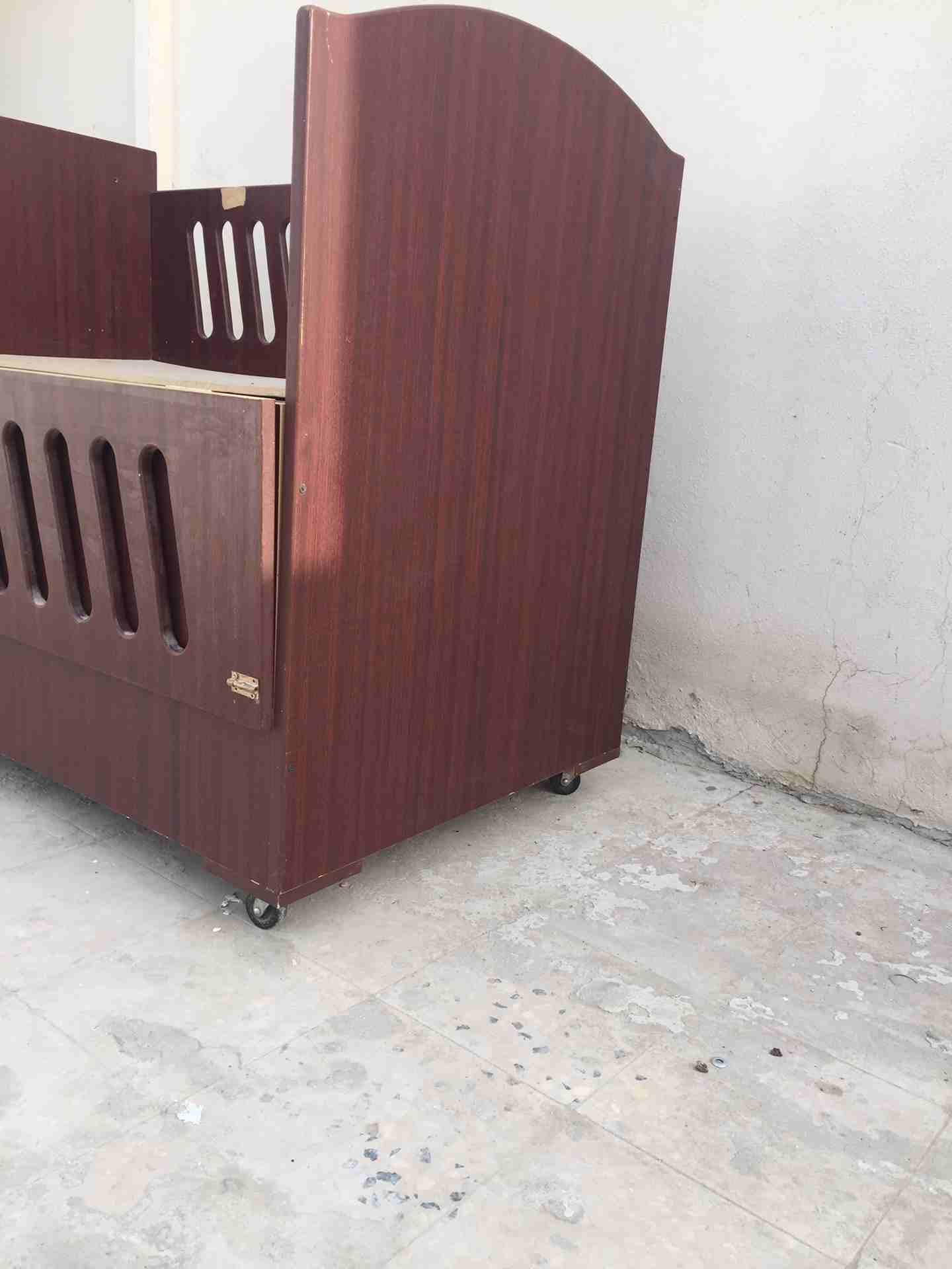 سرير اطفال خشب بني
لا تنسَ أنك شاهدت هذا الإعلان في عنكبوت
سرير اطفال حالته ممتاز يوجد عجل بالأسف...