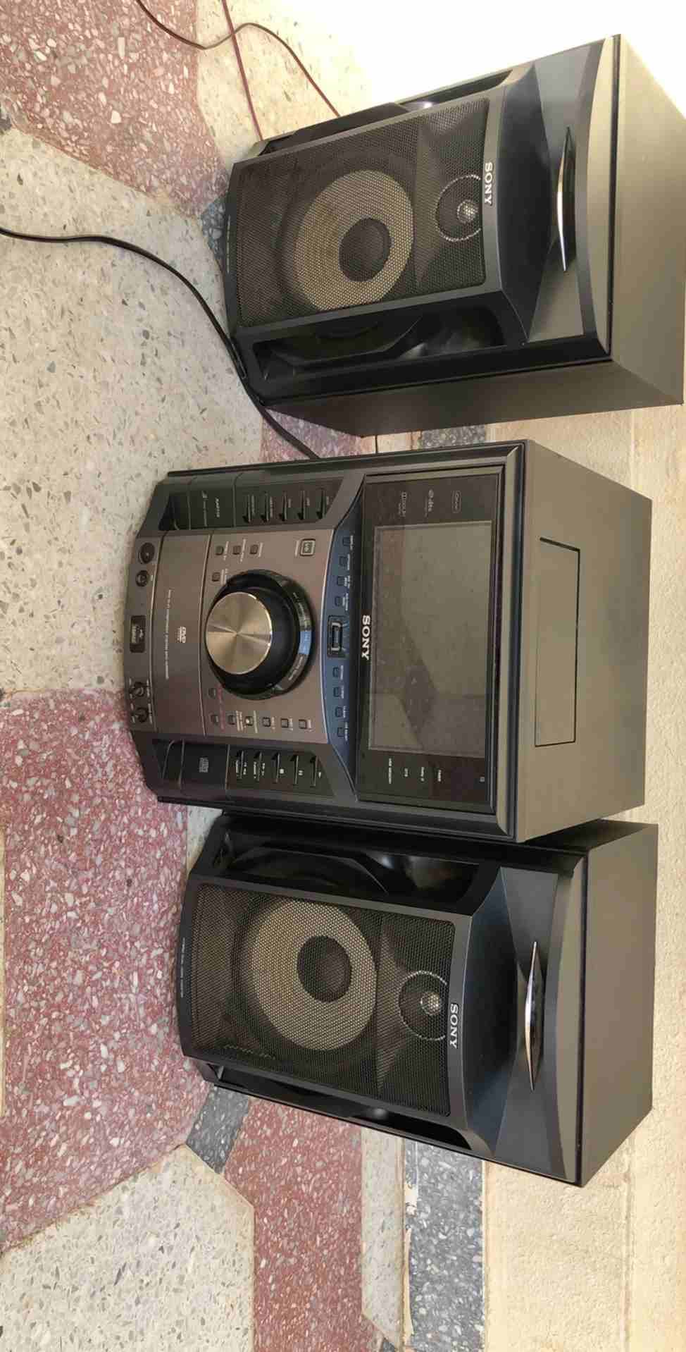 مكبرات صوت ماركة سوني
لا تنسَ أنك شاهدت هذا الإعلان في عنكبوت
المكبرات شغالة يشغل DVD وCD وكاسيت...