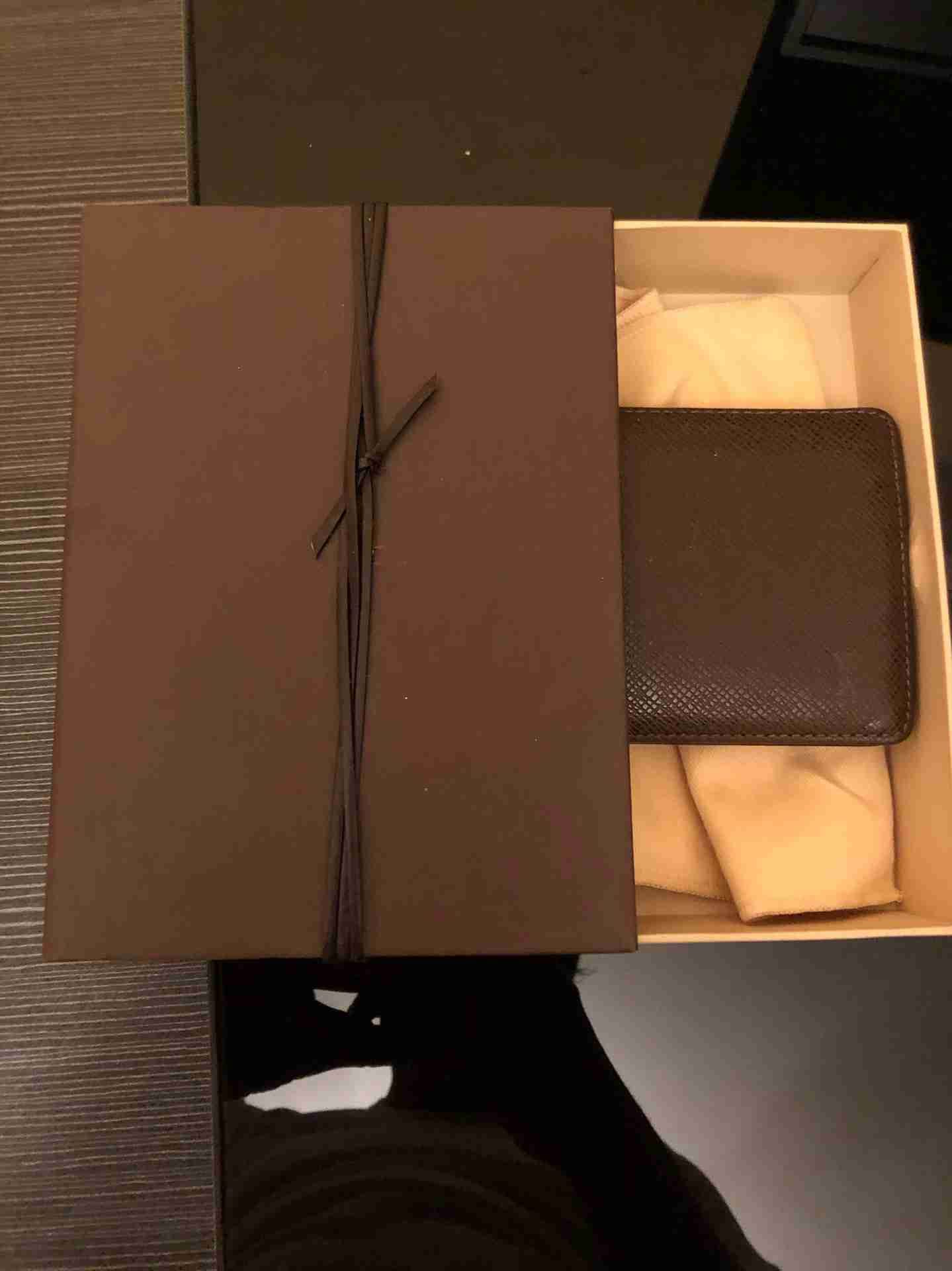 Loius vuttion محفظة
لا تنسَ أنك شاهدت هذا الإعلان في عنكبوت
طبعا اصلية واعراضها معها مستعمله...