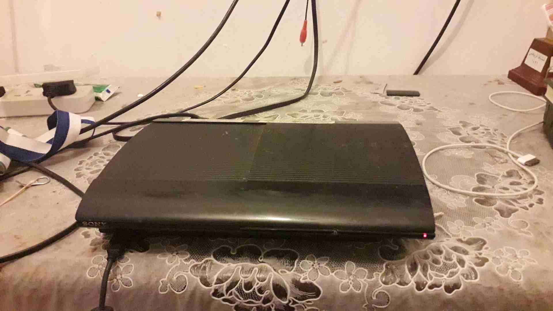 بلايستيشن 3 سوبر سليم سعة 150 جيجا مع جميع اسلاكها
لا تنسَ أنك شاهدت هذا الإعلان في عنكبوت
يد من...