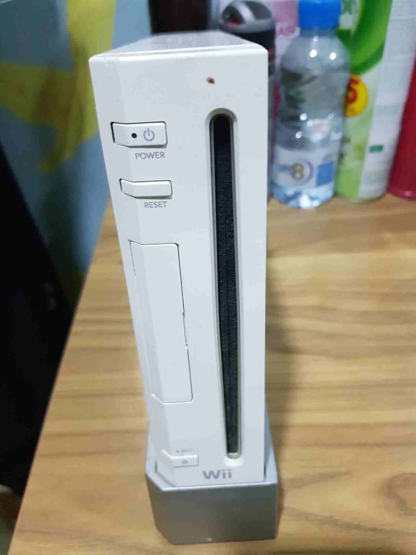 جهاز wii
لا تنسَ أنك شاهدت هذا الإعلان في عنكبوت
جهاز wii مع اغراضه...