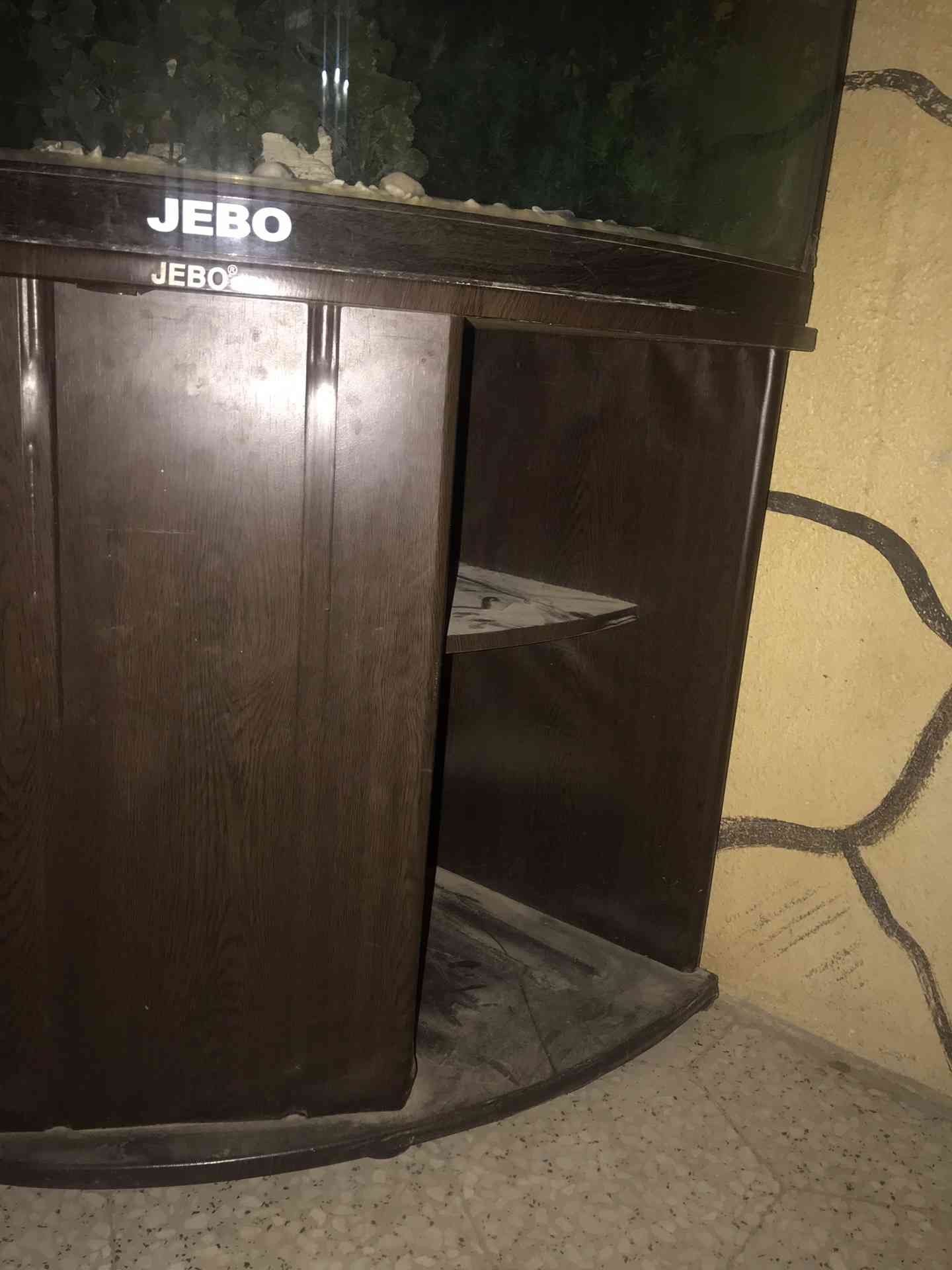 حوض سمك ورفوف
لا تنسَ أنك شاهدت هذا الإعلان في عنكبوت
حوض سمك كبير ونظيف جدا شريته قبل كم سنه...