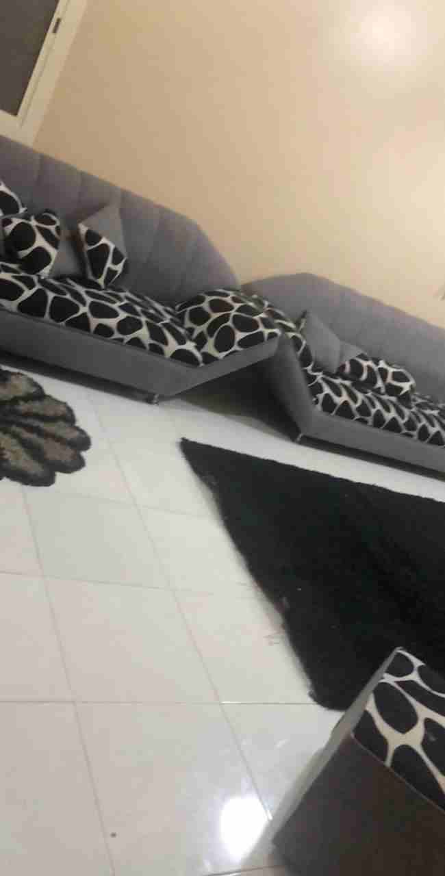 كنب مفررق خمس قطع مع السجاد والطاولات
لا تنسَ أنك شاهدت هذا الإعلان في عنكبوت
خمس قطع كنب مفرق مس...