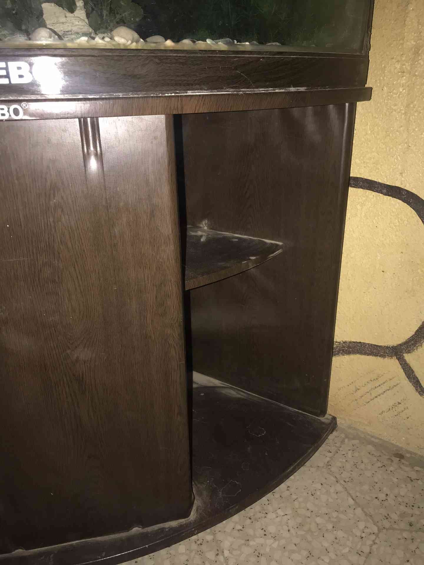 حوض سمك ورفوف
لا تنسَ أنك شاهدت هذا الإعلان في عنكبوت
حوض سمك كبير ونظيف جدا شريته قبل كم سنه...