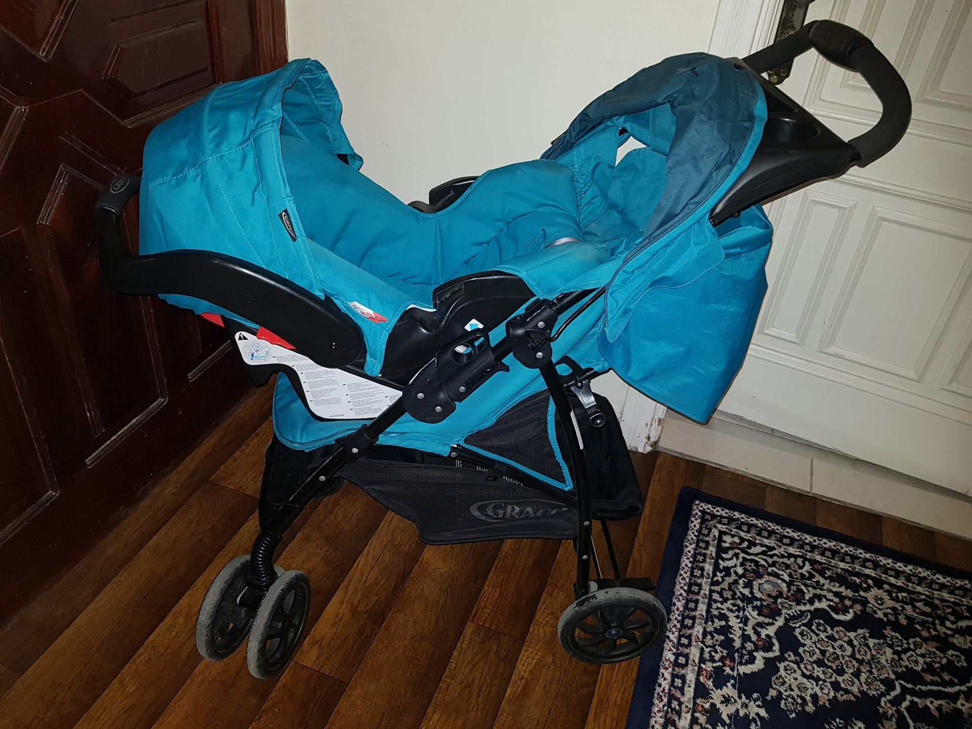 stroller car seat (graco)
لا تنسَ أنك شاهدت هذا الإعلان في عنكبوت
عربة و كرسي سيارة من مارك...
