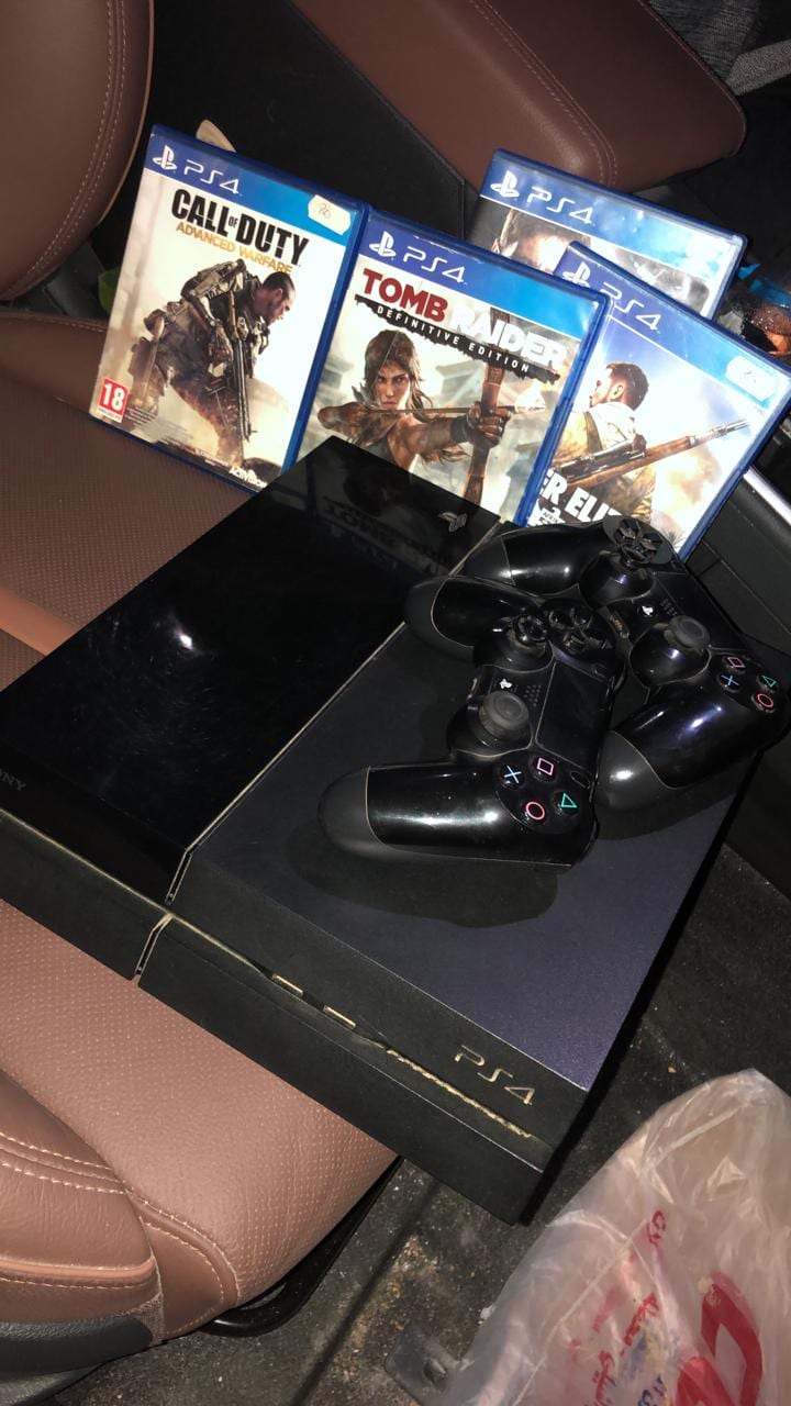 PS4..500GB
لا تنسَ أنك شاهدت هذا الإعلان في عنكبوت
الجهاز شغال مافي اي عطل
قيور اصليه ثنتين...