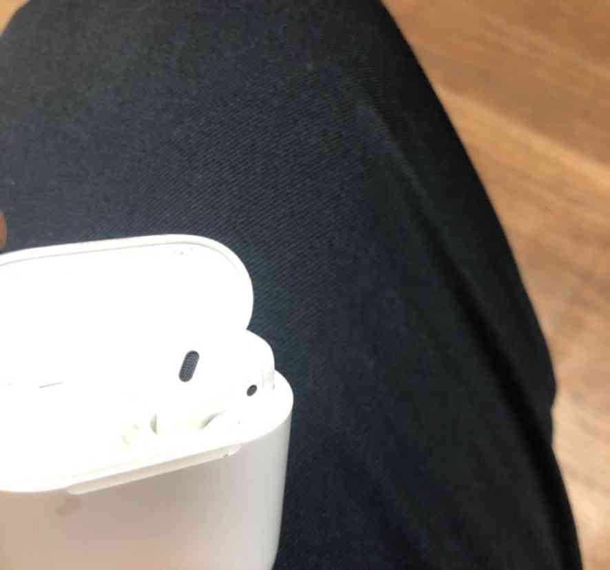 سماعات ايفون AirPods!
لا تنسَ أنك شاهدت هذا الإعلان في عنكبوت
كل شي فيها تمام ومافيها اي شي...