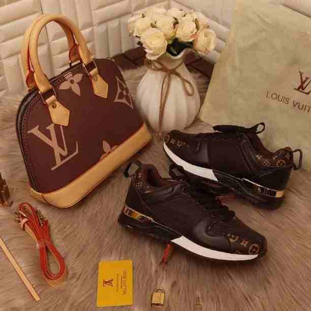 اقوى العروض 🎊
🌹 شنطه نسائيه ماركة كوتش حجم وسط بجوده عاليه مع حبل كتف طويل
🌹شوز سبورت ماركة قوتشي بجوده عاليه مقاسات من *36 الى 41*
🌹تيشيرت نسائي ماركة كوتش نص كم هاي ويست مع ربطة خصر
