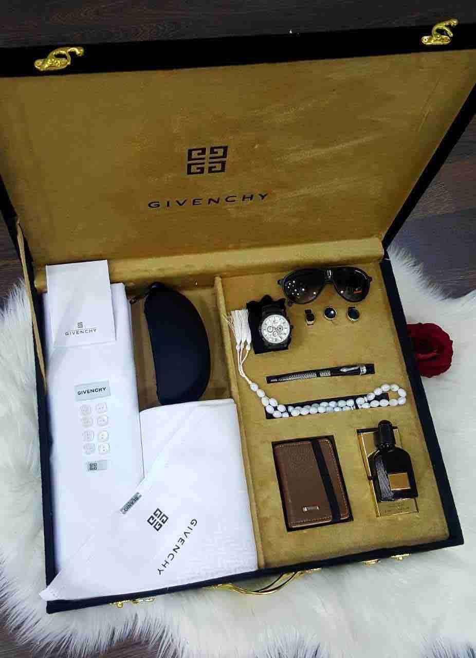 هدايا أطقم رجاليه مميزه مقدمه من ماركات عالميه
جده فوري والدفع عند الاستلام باقي المناطق شحن للطلب واتس اب السعر ٤٥٠﷼