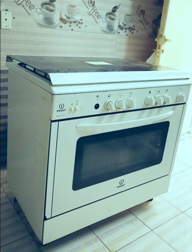 للبيع فرن إيطالي انديست 60 *90 شبه جديد نظيف جداً شريته ب 2500 ريال شغاله جميع العيون والنار ماشاء الله قويه بس واحد من مفاتيح حقت التشغيل انفك يعني بس يبيلها تركب مفتاح للعين زي ماهو موضح بالصور سبب...
