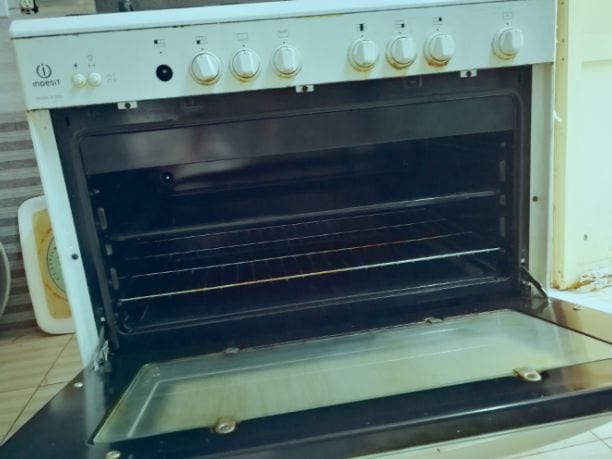 للبيع فرن إيطالي انديست 60 *90 شبه جديد نظيف جداً شريته ب 2500 ريال شغاله جميع العيون والنار ماشاء الله قويه بس واحد من مفاتيح حقت التشغيل انفك يعني بس يبيلها تركب مفتاح للعين زي ماهو موضح بالصور سبب...