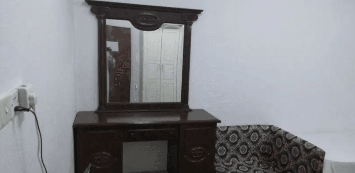 شقق مفروشة للايجار الشهري شامله الكهرباء والماء والنت وعمال نضافه علي مادار 24 ساعه وجميع الخدامات بجوار السكن من بقاله ومطعم ومغاسل وبأسعار مناسبه بحي النهضه