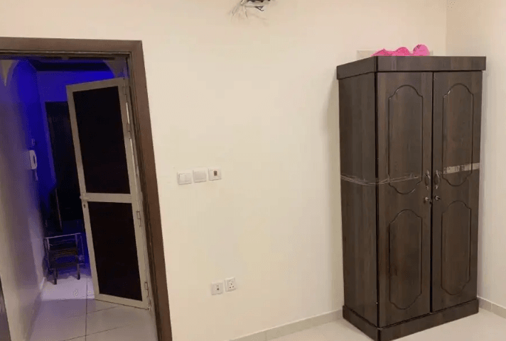 شقة عزاب مؤثثة للايجار لاتفوتك
مبارك عليكم الشهر شقة ممتازة ونظيفة جداً للايجار السنوي غرفة وصالة وحمام ومطبخ صغير مثل اللي في الصور الاثاث الموجود: سرير دولاب كرسيين 5 طاولات تلفزيون ثلاجة صغيرة...
