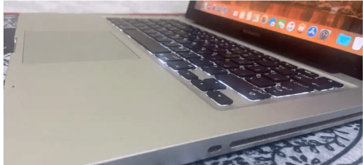 MacBook Pro
2011ماك بوك برو
4 جيجا core i 5
Hard 320gb
نظيف جدا مافيه خدش لا يعيبه اي شيئ ومعاه الشاحن
دورة البطاريه 195 الشاشه نظيف جدا