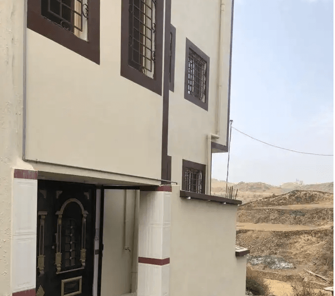 شقق ابها طريق السوده
شقتين متجاوره بينهما باب يفصل بينهم كل شقه بمدخل مستقل الشقه الواحده عباره عن غرفتين نوم وصاله جلوس ومطبخ ودوره مياه لهما حوش مشترك
الشقق جديده ونظيفه اثاث كامل للايجار الصيفي