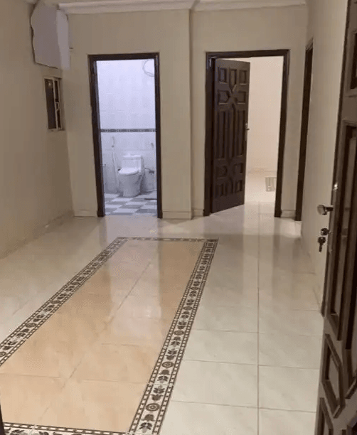 شقه للايجار في حي النسيم
شقه 4 غرف وصاله ومطبخ و2 دورات مياه للايجار ب 22 ألف الايجار شامل للمويا والصرف الصحي وصيانه المصعد